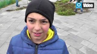 bimbi-e-genitori-puliscono-il-quartiere-mentre-il-comune-dorme