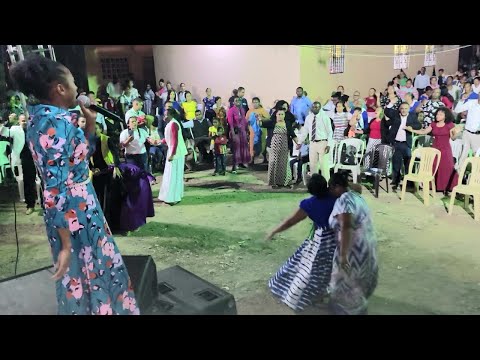 ADORADORA SE VOLVIO LOCA CON LA ADORACIÓN YO TE ADORARE MI JESUS REY DE REYES MIRA QUE LOCURA DIOS.