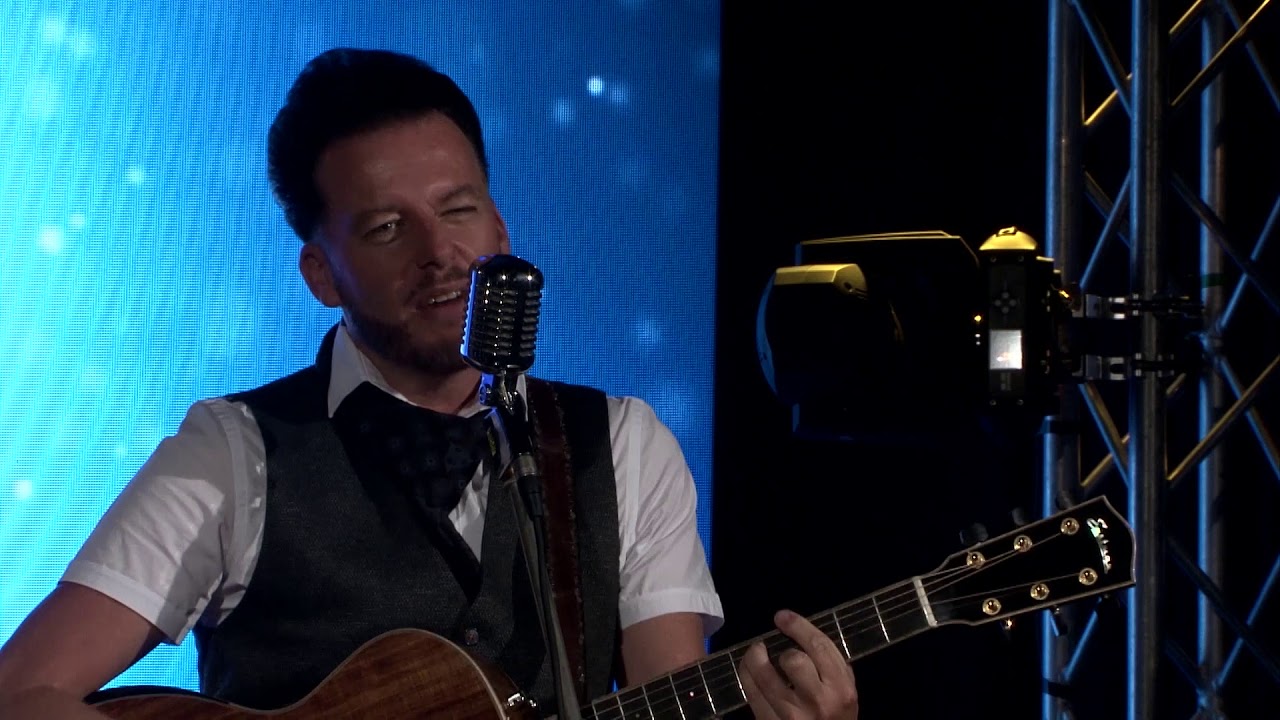 William Smulders sings Elvis