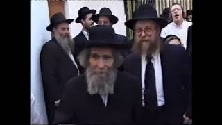 מרן הגראי"ל שטינמן בהכנסת ספר תורה לישיבת ארחות תורה תשס"א.