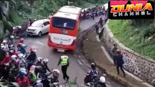 Download lagu Menegangkan DETIK-DETIK BUS KERAMAT JATI LEWATI TIKUNGAN MENANJAK mp3 Download lagu Menegangkan DETIK-DETIK BUS KERAMAT JATI LEWATI TIKUNGAN MENANJAK mp3
