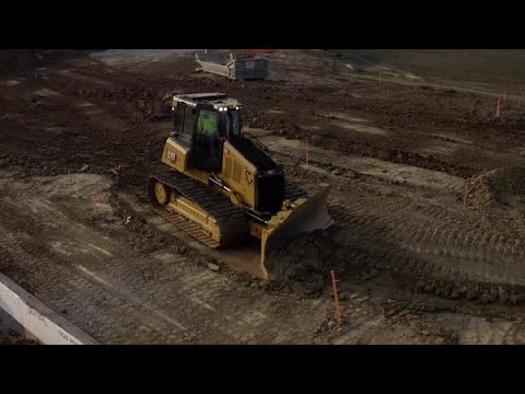 Cat D4 beim Feinplanieren auf einer Baustelle