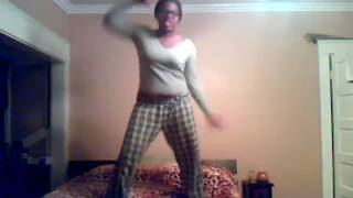 baile  la chica esta bailando en la cama