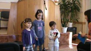 preview picture of video '2012.02.25. Szombat délelőtt: A kicsik énekelnek (Johanna, Renna, Pisti)'