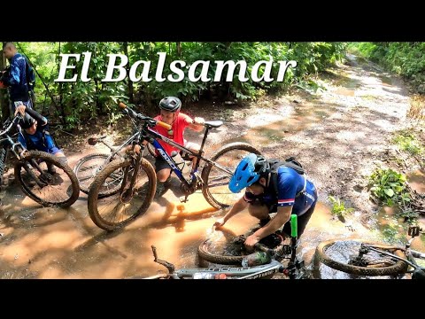 Una ruta llena de barro en Caluco, Sonsonate 