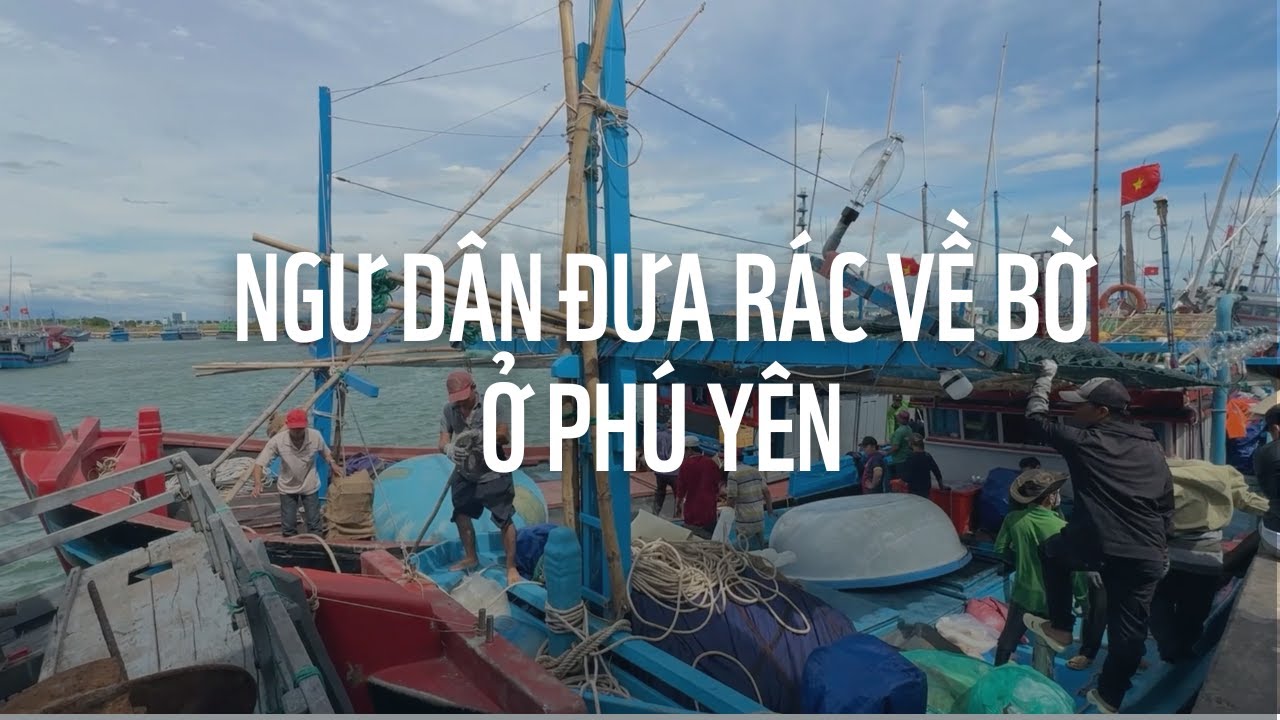 Ngư dân đưa rác về bờ tại Phú Yên