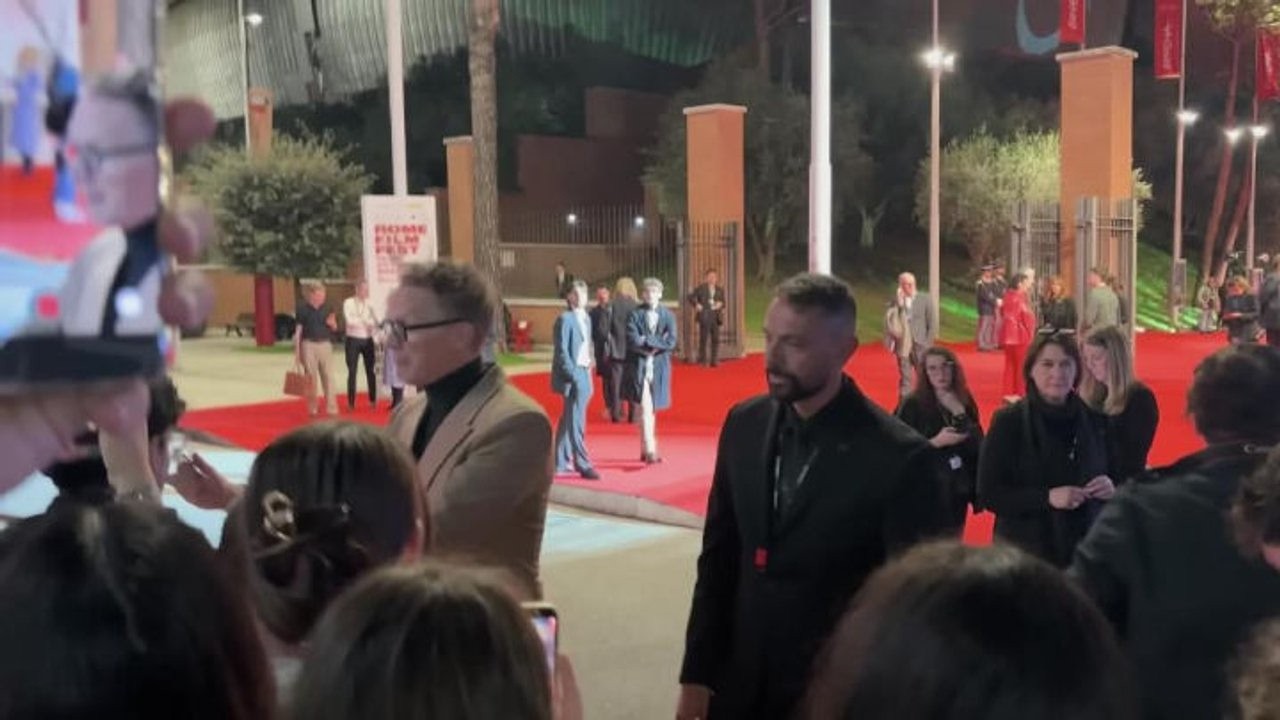 Paul Bettany firma autografi sul red carpet del Festival del Cinema di Roma
