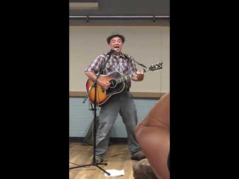 Randy Kaplan performing 