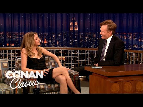 サラ・チョークがドイツのクリスマスの伝統を語る - "Late Night With Conan O'Brien" (Sarah Chalke Shares German Christmas Traditions - "Late Night With Conan O'Brien")