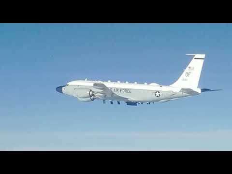 Су-35 сопроводил самолет-разведчик RC-135 ВВС США
