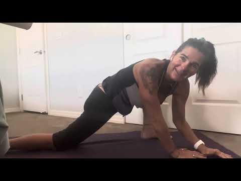 Deborah Demander zeigt ihren grauen Tanga