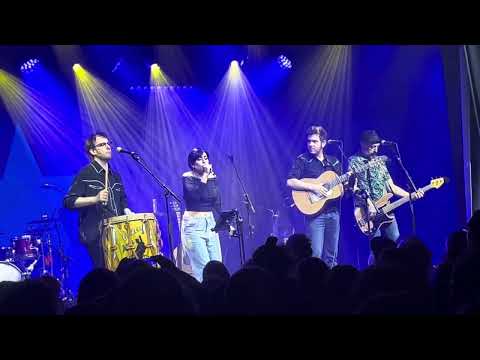 Los nuevos Goyas Pepe Lorente y Javier Macipe cantando una Chcacarera. La estrella Azul.
