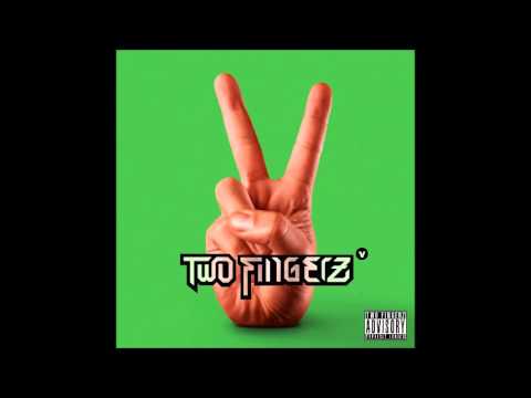 12 Two Fingerz - Mi Piace feat  Baby K (testo)