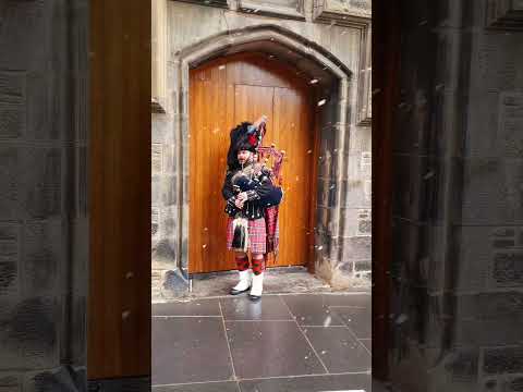 Amazing Edinburgh Piper playing bagpipes in snow! #edinburghscotland #bagpipes #edinburgh #scotland