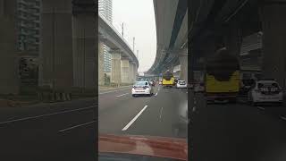 Download lagu Aksi Kejar-Kejaran Mobil PJR Dan Truck Di Tol Cikampek mp3