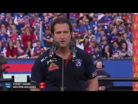Luke Beveridge Gives The Medal To Bob Murphy