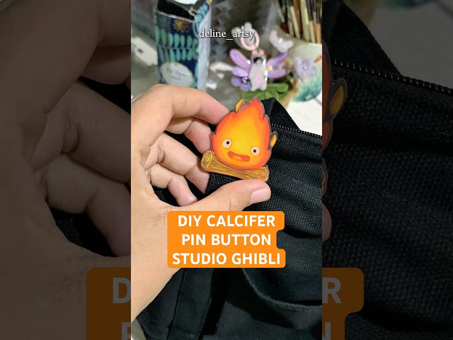 Vídeo relacionado con Bonito broche de calcifer de dibujos animados de bola de fuego para fanáticos de la película de anime, colección conmemorativa, 5 cm x 5 cm x 1 cm, Metal, Metal