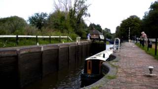 preview picture of video 'Through Aldermaston Wharf lock (time lapse) - Kennet & Avon Canal'