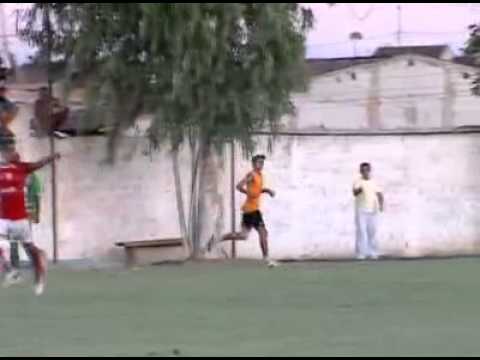 Gandula da uma de zagueiro e evita gol do time do Sergipe em Porto da Folha gandula entrometido