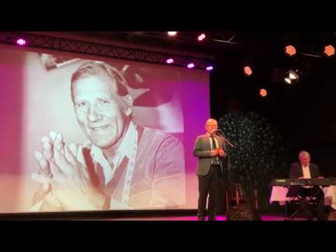 Trond Pedersen synger til Karsten Johannessen