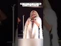 Christina Aguilera handling a mic failure like a professional #christinaaguilera #xtina #vocals