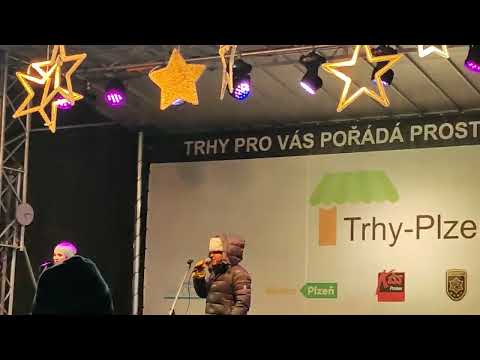 Jakub Smolík na náměstí Republiky medový čaj vánoční trhy Plzeň