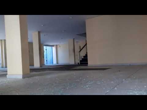 Prédio é depredado e bandidos roubam portas, grades e fiação na Zona Leste de Natal