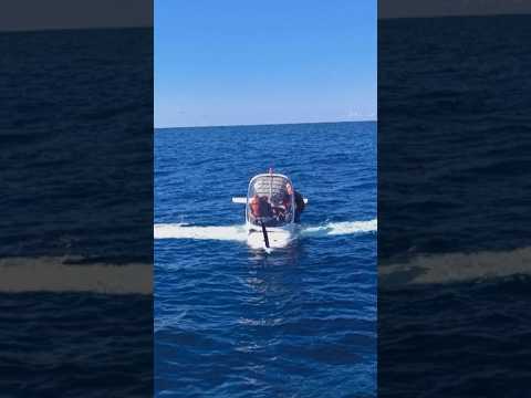 Un hombre fue rescatado sobre el ala de un avión en la costa de Turquía #shorts