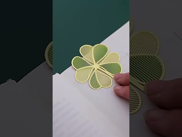 Vídeo relacionado con Metal Leaf Bookmark, marcapáginas personalizado, Punto de Libro con Cadena, Trébol de Cuatro Hojas, regalo de despedida para amigos, colegas, estudiantes y profesores, for Reader Women and Kids