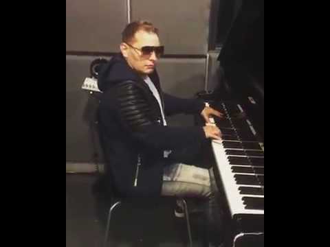 Scott Storch Playing Some Of His Mega hits  On The Piano