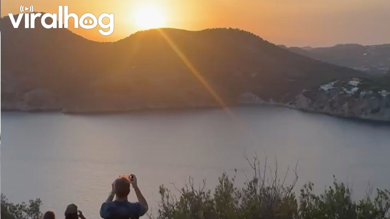 Scenic Footage of Solar Eclipse Filmed at Camp de Mar, Mallorca || ViralHog