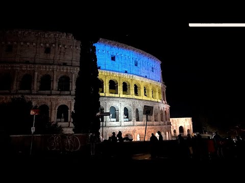 Il Colosseo illuminato con i colori della bandiera ucraina