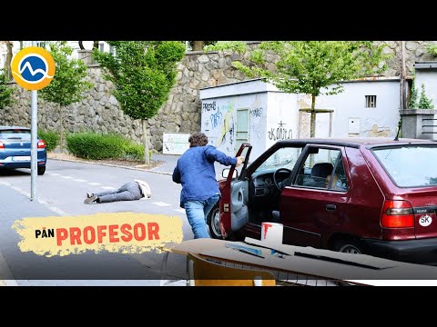PÁN PROFESOR - Sama zrazí auto pred školou