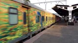 preview picture of video 'Super-Hit 12297 Ahmedabad-Pune Duronto skipping Pimpri as dawn breaks!'