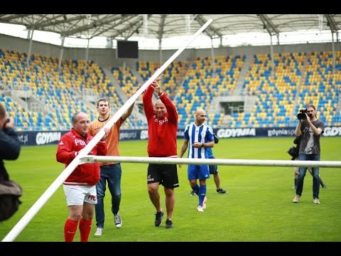 Wkopywanie słupów na stadionie Arki Gdynia