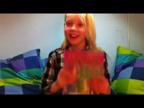 Madde läser ur Törnrosa. Madde läser ur Törnrosa.