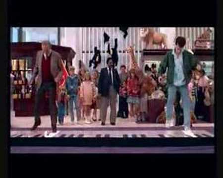 Tom Hanks tocando el piano con los pies