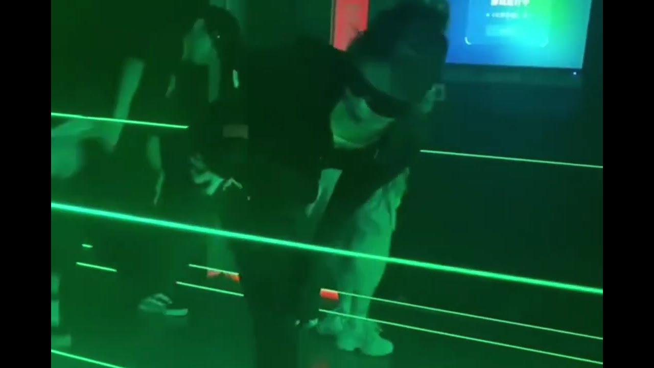 Multiplayer competitive laser maze game