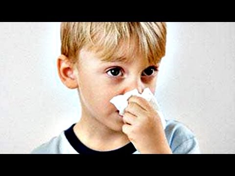 Sgomberare un organismo di tutti i parassiti Il bambino coltiva vermi sottili