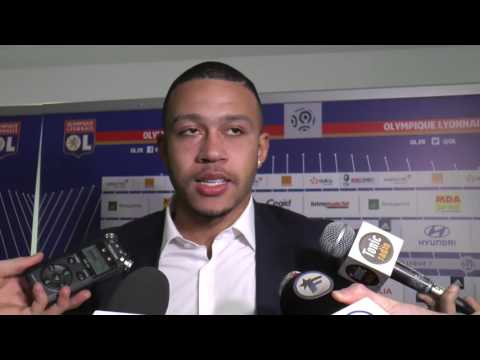 Quand Memphis Depay fait le buzz en zone mixte avec le micro vert d'infosportplus
