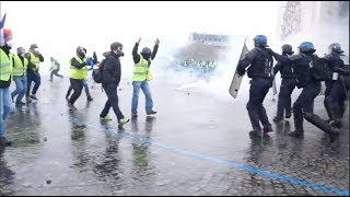 Gilets Jaunes (Yellow Vests) Brutal Rampage in Paris [raw footage 2018]