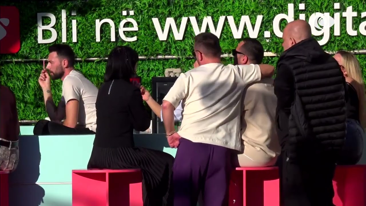Momente pozitive në shtëpi, banorët këndojnë në oborr