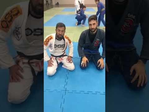 Saída de 100kg com finalização de triângulo de mão