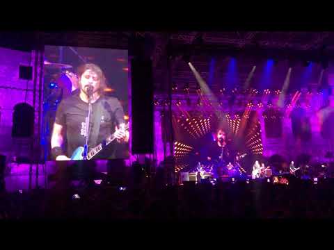 Foo Fighters - Fan plays drums and "destroys" it - Wheels - Arena Pula Croatia