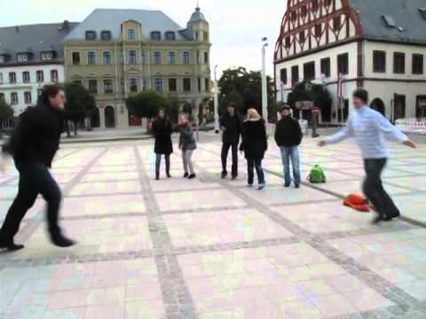 Atšķirīgu masu sadursme jeb Trešais Ņutona likums darbībā