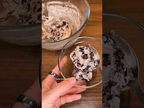 Oreo zmrzlinaa 🍨 jenom sušenky + vyšlehaná smetana + trocha salka #recipe #oreo #icecream #food
