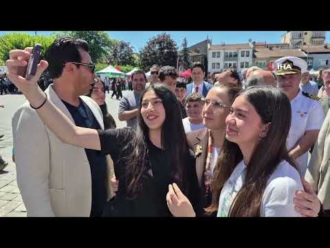 Sinema tırında çizgi film, meydanda bağımlılıkla mücadele eğitimi