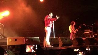 Dios Salve a la Reina - Living on my own,  Radio gaga