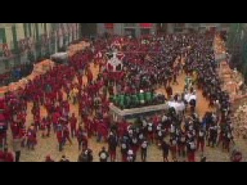 Italian carnival-goers do battle with oranges
