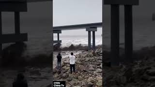 こういうやつらが台風の日に畑の様子見に行って、大体帰って来なくなるパターン（中国）⑯